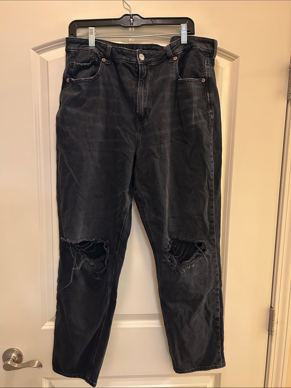 American Eagle Outfitters Women's Black Distressed Boyfriend Jeans